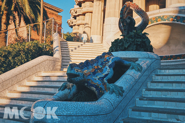 正中央廣場上的最有名蜥蜴，是旅人們熱愛拍照的景點。 (圖／MOOK景點家莫菲)