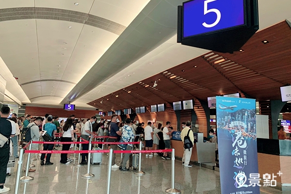 星宇航空A330neo港味巡禮首航體驗，有大批旅客等候報到。
