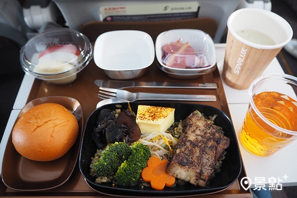 經濟艙旅客體驗的「胡同燒肉套餐」。