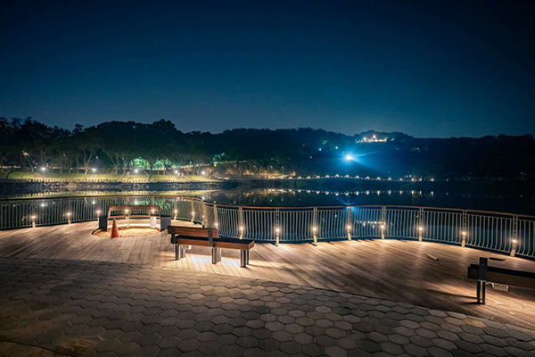 青草湖打造全新景觀步道。