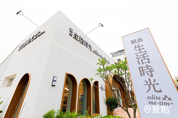 白色外牆與木質窗框及綠意，讓書店化身villa花園。