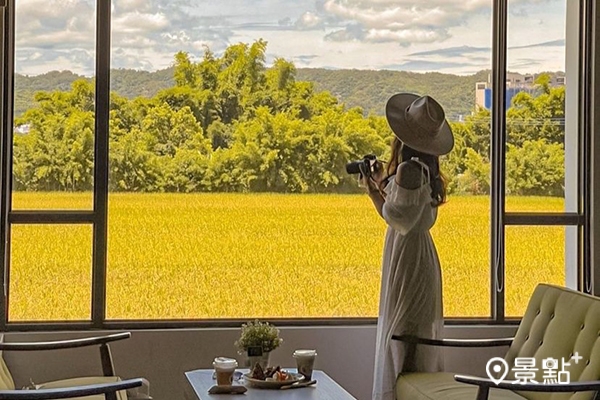 新埔鎮農會咖啡廳，有著療癒稻田窗景成為IG打卡熱點。(圖／peilintung，以下同)