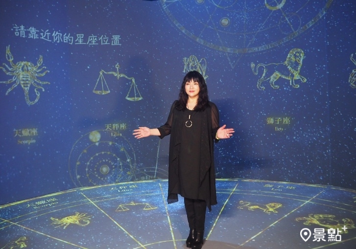 星座專家唐綺陽參與AI占卜展開展。（圖 / 景點+ 張盈盈）