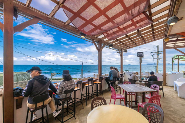 咖啡店二樓的戶外座位區,能看見療闊海景。(圖/新北市政府觀光旅遊局) 咖啡店二樓的戶外座位區,能看見療闊海景。(圖/新北市政府觀光旅遊局)