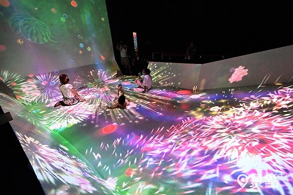 「滑梯水果園」有各式各樣的虛擬水果和彈跳球，當觀眾的身體與球發生碰撞時，坡道上會迸出光芒四射的火花。