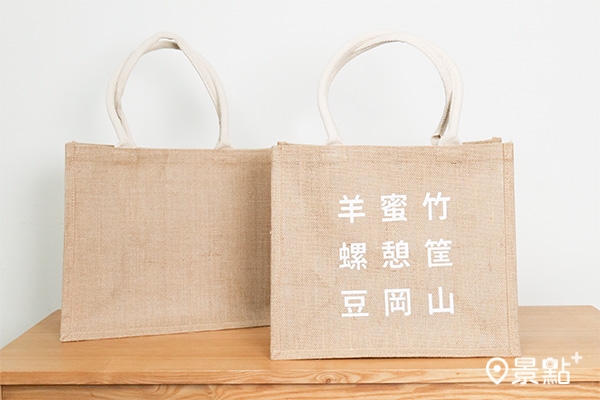 岡山門市開幕後將提供限定限量款黃麻購物袋消費滿額贈活動。 岡山門市開幕後將提供限定限量款黃麻購物袋消費滿額贈活動。