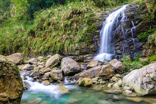 觀音瀑布風景區不須攀爬,輕鬆即可看見的瀑布美景。(圖/阿里山國家風景區管理處) 觀音瀑布風景區不須攀爬,輕鬆即可看見的瀑布美景。(圖/阿里山國家風景區管理處)