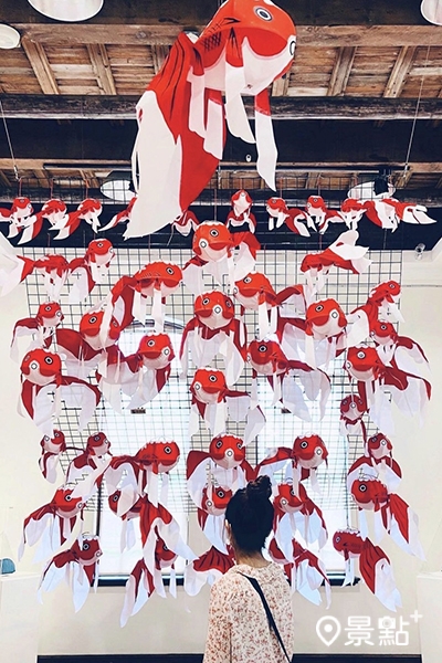 展場中的金魚燈籠牆是打卡必拍亮點。 (圖/bartpinyao) 展場中的金魚燈籠牆是打卡必拍亮點。 (圖/bartpinyao)