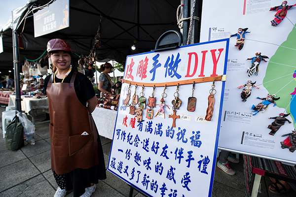 「新北南島文化節」在陽光廣場有市集與小型展演活動。(圖 / 十三行博物館)