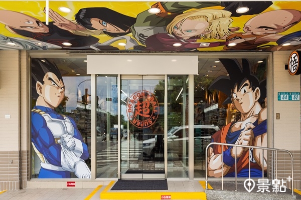 門市入門玻璃門則是悟空與達爾前來迎賓