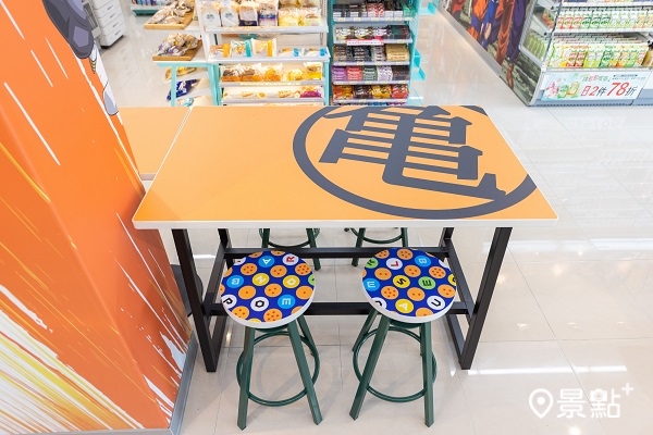 一入店，就是顧客最愛的休憩區，桌面採用「悟」、「龜」兩字