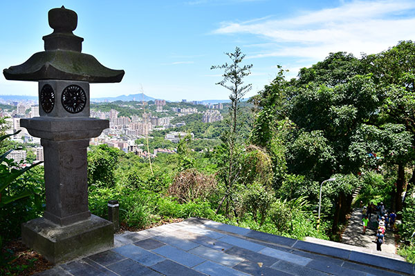 步道登殿後能欣賞大台北市景。 步道登殿後能欣賞大台北市景。