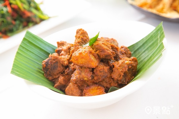 印尼仁當牛肉是印尼國菜,以牛肉、馬鈴薯與多種香料及椰漿一同燉煮,吸收香料滿滿的精華後吃起來軟嫩綿密 印尼仁當牛肉是印尼國菜,以牛肉、馬鈴薯與多種香料及椰漿一同燉煮,吸收香料滿滿的精華後吃起來軟嫩綿密