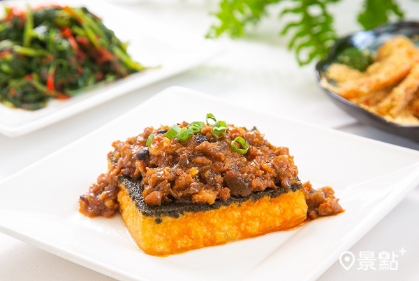 家鄉肉醬自製豆腐,軟嫩的雞蛋豆腐鋪上薄薄的芥藍末增添風味,搭配鹹香恰到好處的肉醬,是一道家常滋味滿滿的質樸料理! 家鄉肉醬自製豆腐,軟嫩的雞蛋豆腐鋪上薄薄的芥藍末增添風味,搭配鹹香恰到好處的肉醬,是一道家常滋味滿滿的質樸料理!