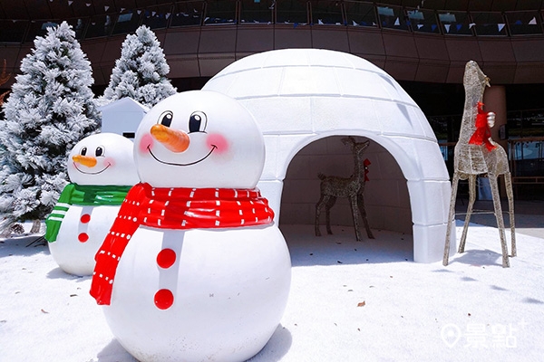 Global Mall桃園A19於戶外廣場打造「夏日雪屋小鎮」每兩小時飄雪一次。