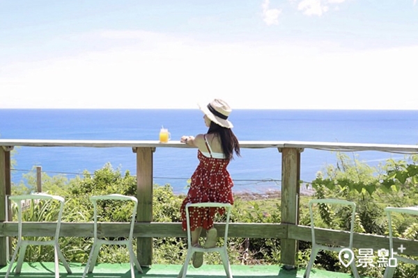 坐在餐廳庭外面海吧台,將恆春山海美景一覽無遺。 坐在餐廳庭外面海吧台,將恆春山海美景一覽無遺。