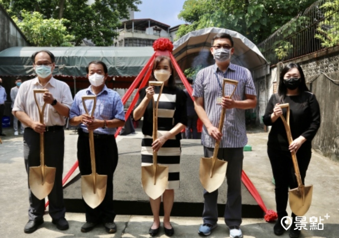 錦町日式宿舍群動土儀式合影(左起大樂司文創股份有限公司羅宜富總經理、錦泰里范燕淇里長、大樂司文創股份有限公司楊慰芬董事長、文化局田瑋副局長、戴小芹建築師)。 錦町日式宿舍群動土儀式合影(左起大樂司文創股份有限公司羅宜富總經理、錦泰里范燕淇里長、大樂司文創股份有限公司楊慰芬董事長、文化局田瑋副局長、戴小芹建築師)。