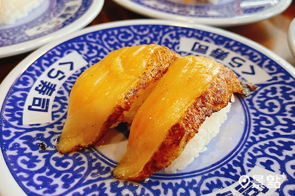 肉質鮮甜油脂豐富的鮭魚肚,經燒炙過後香氣十足。 肉質鮮甜油脂豐富的鮭魚肚,經燒炙過後香氣十足。