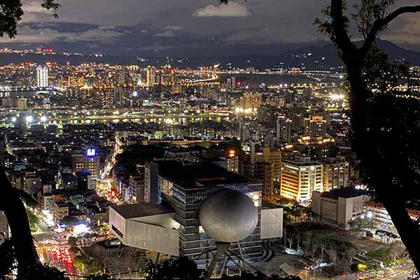 夜晚陰氣重不要亂拍照、不吹口哨、不搭末班車。圖為微風平台百萬夜景。（圖／台北工程大地處，以下同）