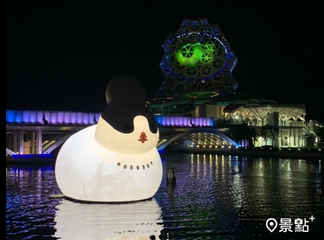 大型充氣裝置夜間點燈後吸引更多人潮觀賞。(圖 / 景點+ 張盈盈) 大型充氣裝置夜間點燈後吸引更多人潮觀賞。(圖 / 景點+ 張盈盈)