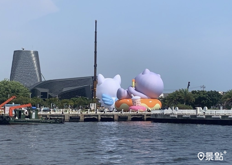 在愛河灣文化遊艇上瞥見豆卡頻道、貓爪抓大型充氣裝置背影,太可愛!(圖 / 景點+ 張盈盈) 在愛河灣文化遊艇上瞥見豆卡頻道、貓爪抓大型充氣裝置背影,太可愛!(圖 / 景點+ 張盈盈)