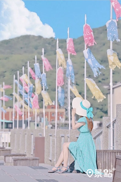 漫步海空步道上，與鯉魚旗一起感受海風。