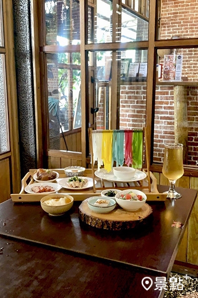 高雄美濃軒味屋的彩色板條在地風味套餐。（圖／景點+ 張盈盈)