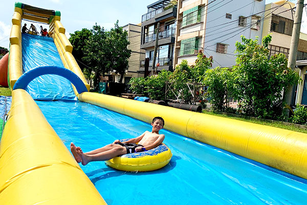 戲水氣墊樂園的長65公尺游泳圈滑水道。(圖/高雄市政府旅遊網,以下同) 戲水氣墊樂園的長65公尺游泳圈滑水道。(圖/高雄市政府旅遊網,以下同)