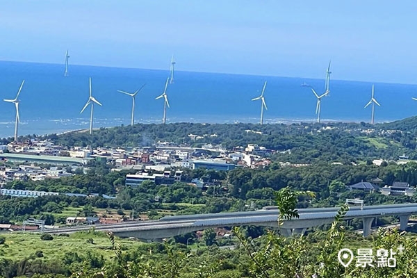 嶺頂步道絕佳視野可以看到海岸線風車美景。