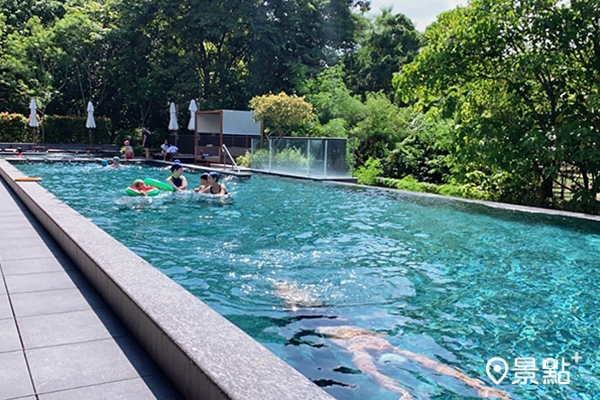 捷絲旅台南十鼓館飯店設施有游泳池，受到家庭客的喜愛。（圖 / 景點+ 張盈盈）
