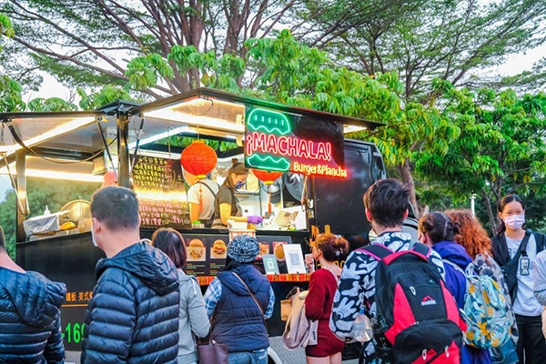 熱氣球愛河場還有安排假日美食市集。 熱氣球愛河場還有安排假日美食市集。