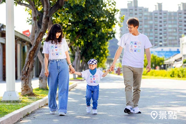 「台灣IP‧高雄原創」推出與6個角色合作設計的限定商品，「限定T-shirt」、「限定一卡通」及「聊療杯─限定啤酒杯」等，在高雄幣平臺販售。
