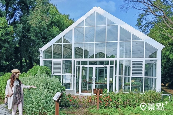 龜山苗圃綠環境生態園區有一棟超仙的純白溫室玻璃屋。（圖／voritaliu）
