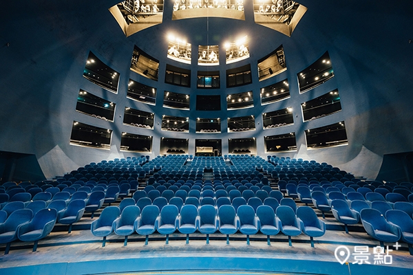 北藝中心球劇場猶如懸浮的星球停靠於方形量體上。