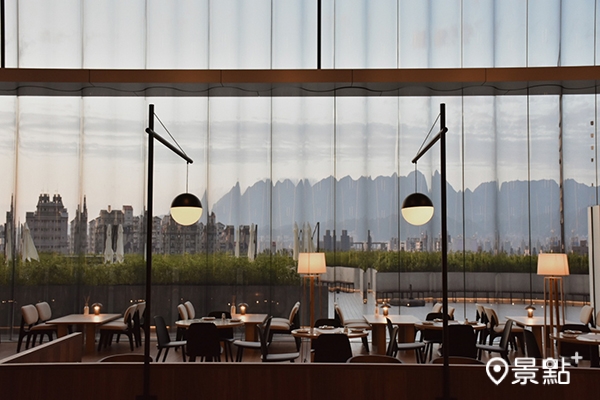 兩層樓高的挑高曲面玻璃落地窗，讓用餐環境充滿藝術氣息。