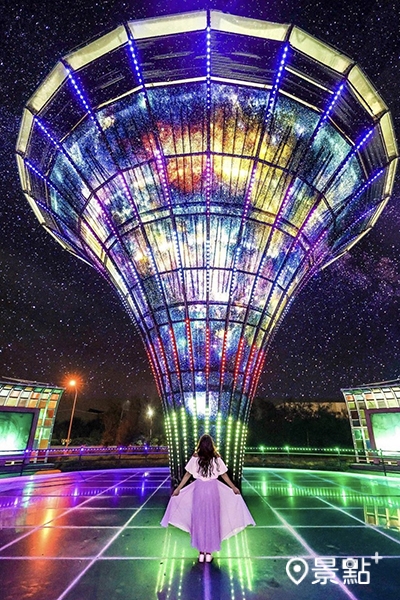 宇宙塔夜景嘉上一點後製，立刻超有太空銀河的科幻感。