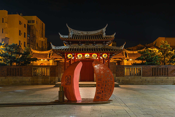 龍山寺前的巨大聖筊。(圖／彰化走讀藝術節)