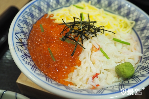 鋪滿帝王蟹肉和魚卵與蛋絲的帝王蟹三彩丼。
