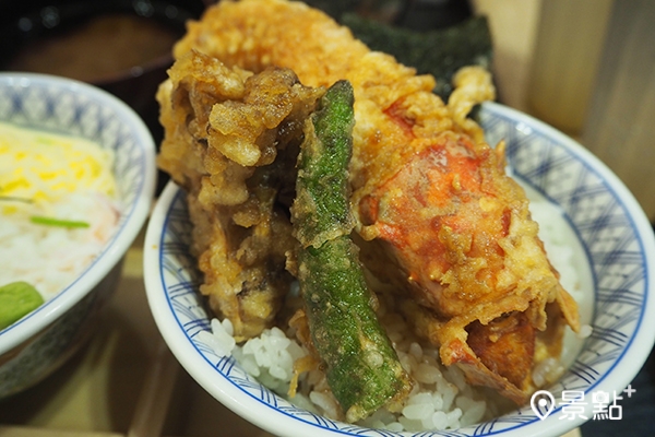 酥炸完成的帝王蟹天婦羅上桌，富含胡麻香氣。