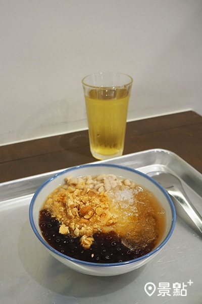 港口茶售價90元,搭配豆花吃剛好能中和一些豆花的甜。 港口茶售價90元,搭配豆花吃剛好能中和一些豆花的甜。