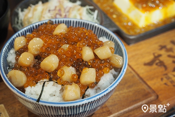 超澎湃的鮭魚卵干貝丼配搭鐵板麻婆豆腐，吃起來相當過癮。