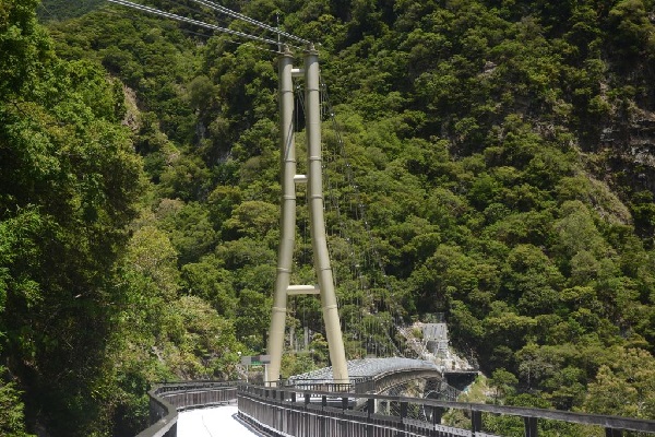 布洛灣吊橋(山月吊橋)南橋柱設計採月字型景觀。 布洛灣吊橋(山月吊橋)南橋柱設計採月字型景觀。