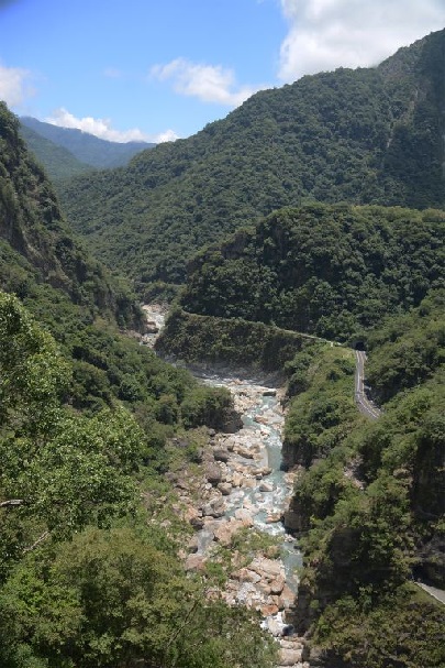 山月吊橋可眺望環流丘、溪畔與立霧溪谷等景觀。 山月吊橋可眺望環流丘、溪畔與立霧溪谷等景觀。