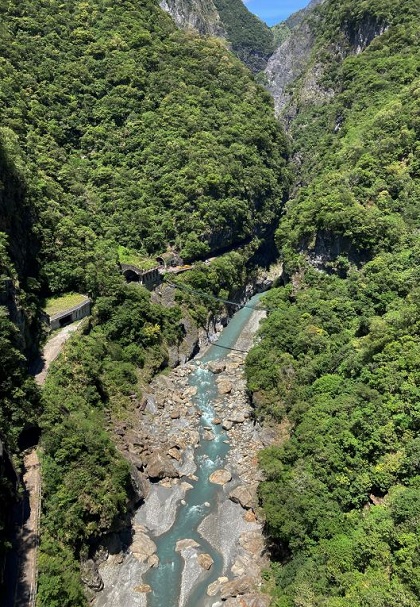 從山月吊橋眺望燕子口地形景觀。 從山月吊橋眺望燕子口地形景觀。