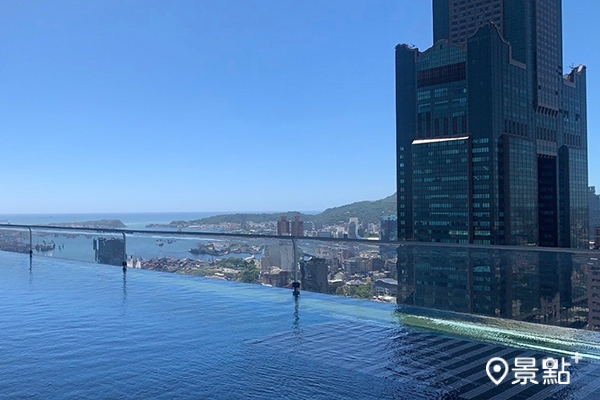 高雄話題新飯店承億酒店24樓高空泳池坐擁85大樓絕佳欣賞視野。(圖/景點+張盈盈) 高雄話題新飯店承億酒店24樓高空泳池坐擁85大樓絕佳欣賞視野。(圖/景點+張盈盈)