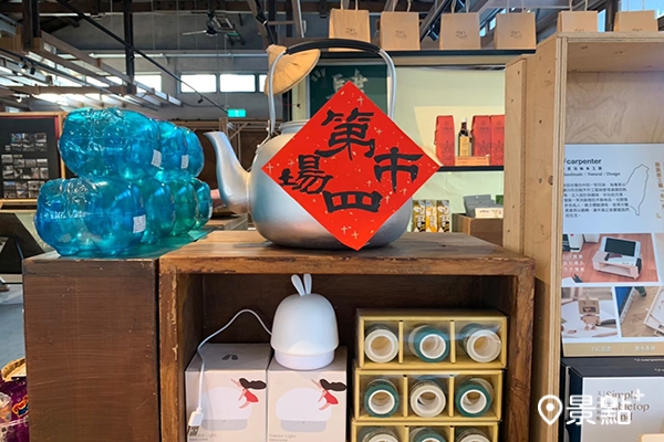 第四市場也有販售各式台味懷舊小物。 第四市場也有販售各式台味懷舊小物。