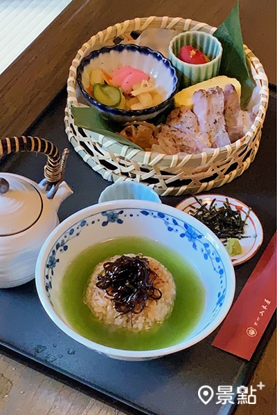 烤飯糰茶泡飯套餐(320元)。 烤飯糰茶泡飯套餐(320元)。