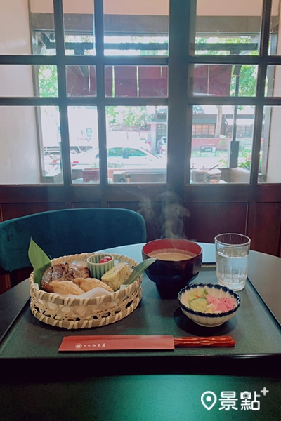 剛上桌的建長湯冒著白色熱煙,湯品溫純美味。 剛上桌的建長湯冒著白色熱煙,湯品溫純美味。