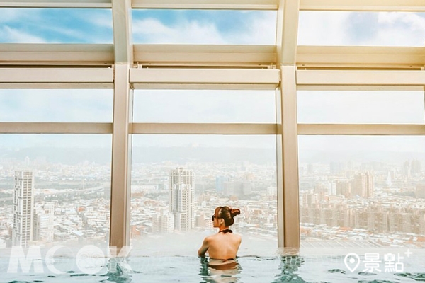 新北板橋凱撒大飯店頂樓夢幻的無邊際泳池。(圖／duffy_lifediary)