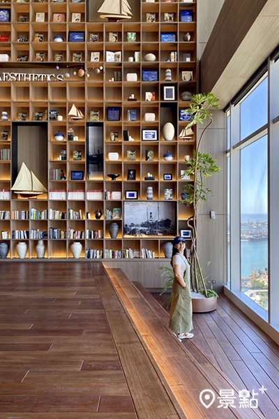 25樓大書牆與落地窗形成的空間,寬闊且有良好視野,非常推薦在此拍照打卡! 25樓大書牆與落地窗形成的空間,寬闊且有良好視野,非常推薦在此拍照打卡!